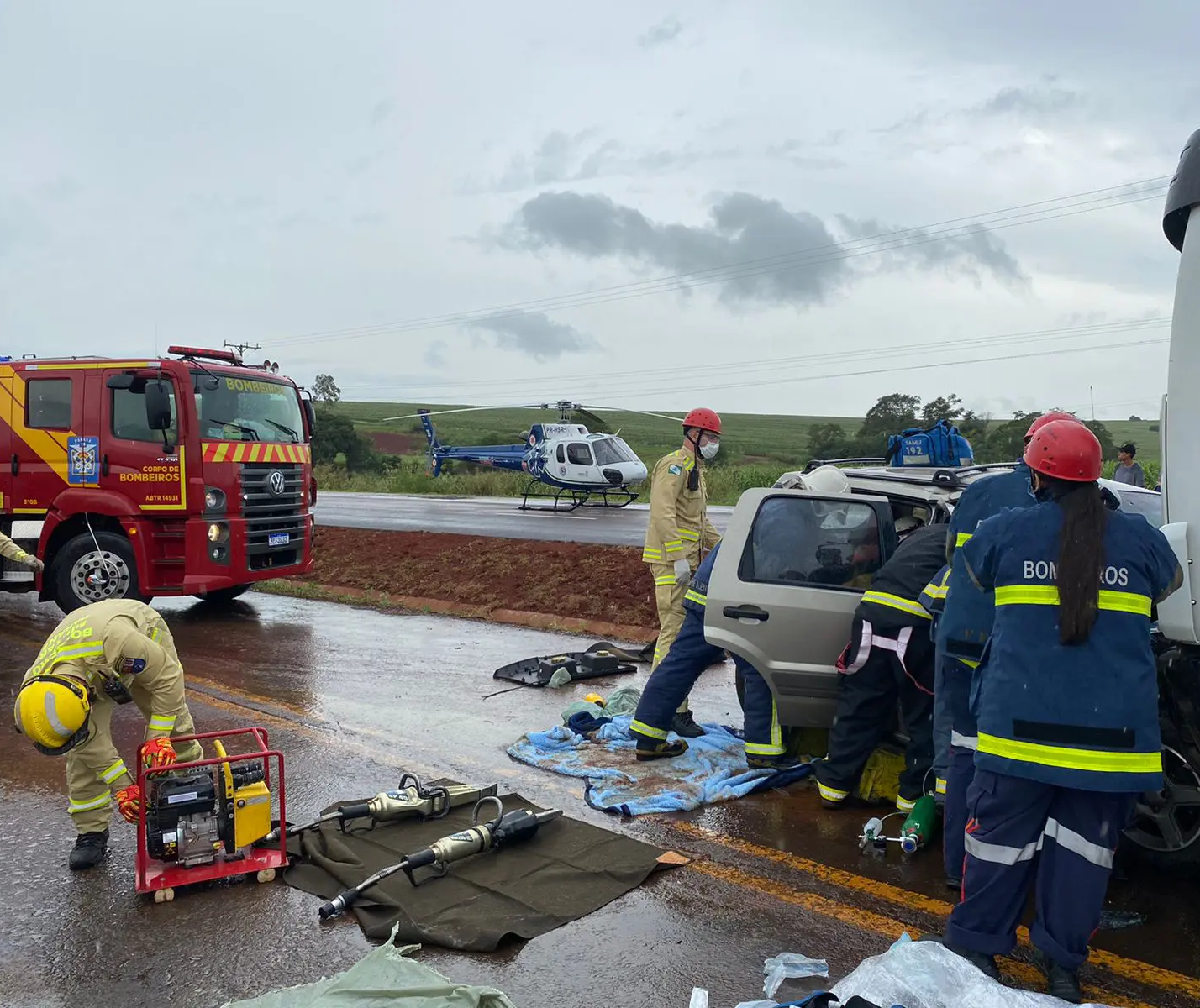 Acidente entre carro e caminhão deixa 3 feridos e mobiliza equipes de socorro de Maringá