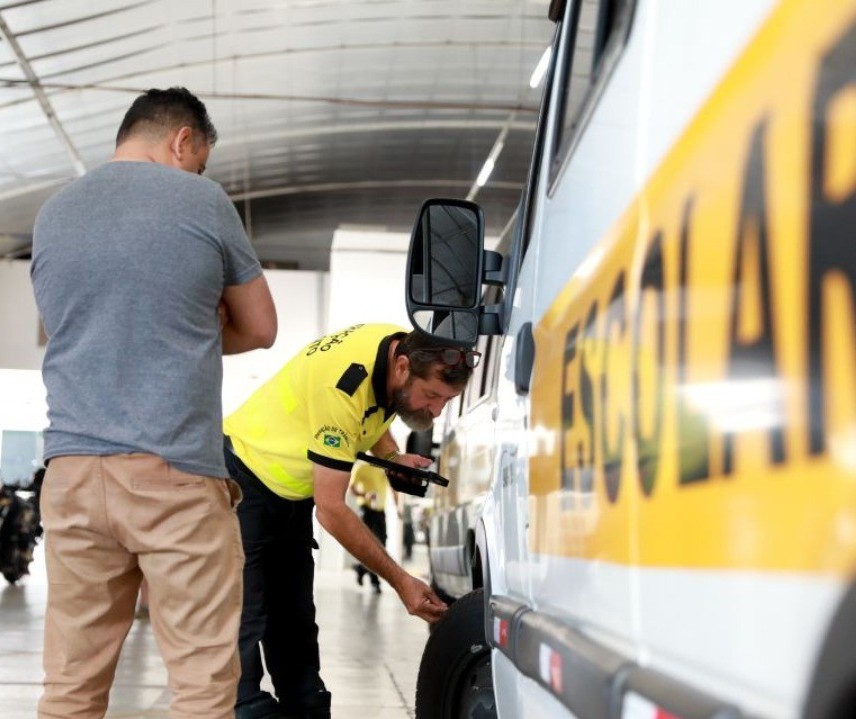 Semob vistoria veículos de transporte escolar