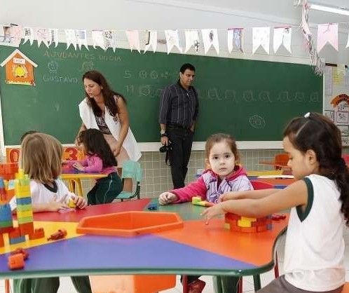 Escolas e Cmeis estão funcionando normalmente, garante secretária