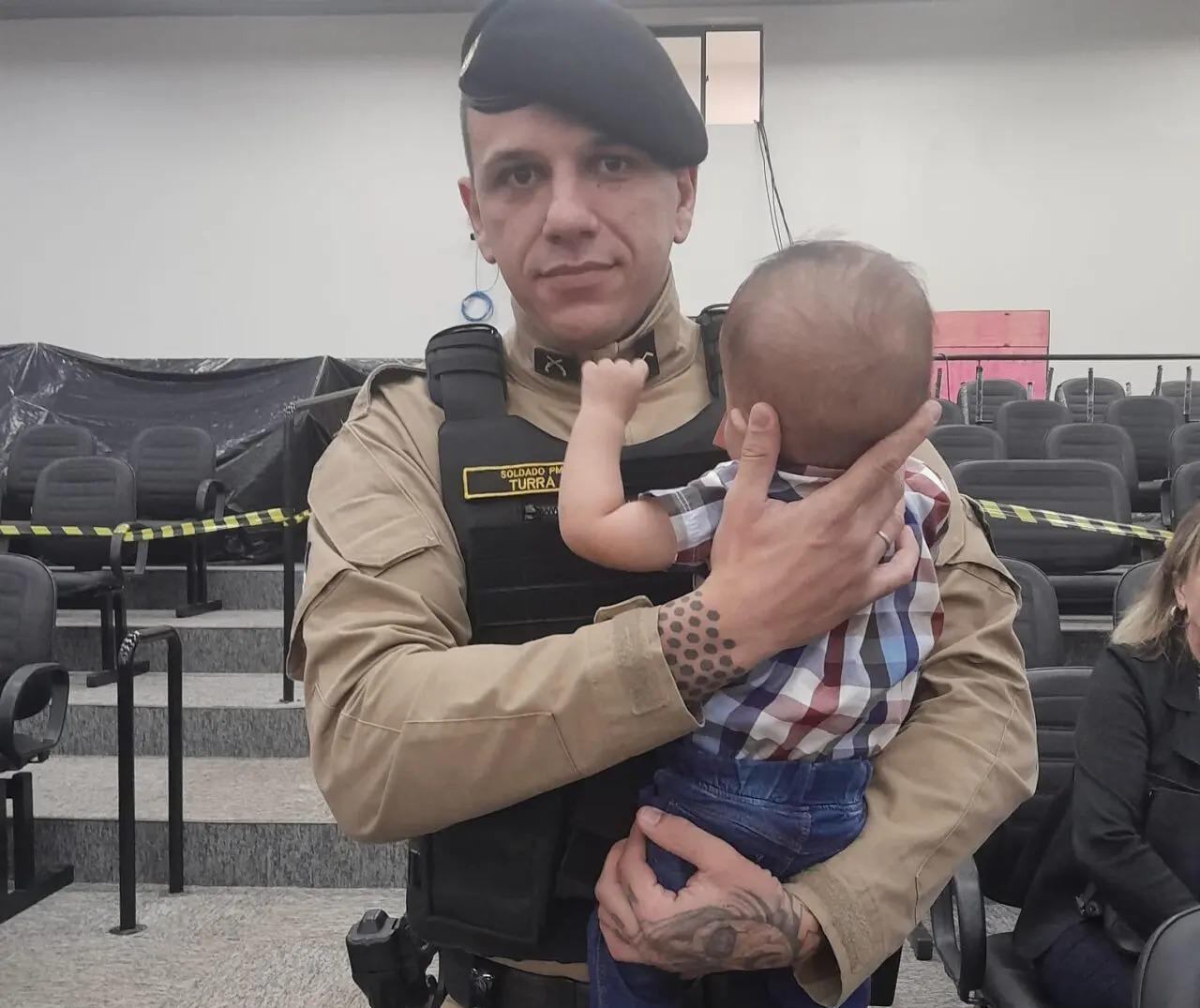Soldado que ajudou salvar bebê engasgado recebe medalha de Honra ao Mérito em Maringá