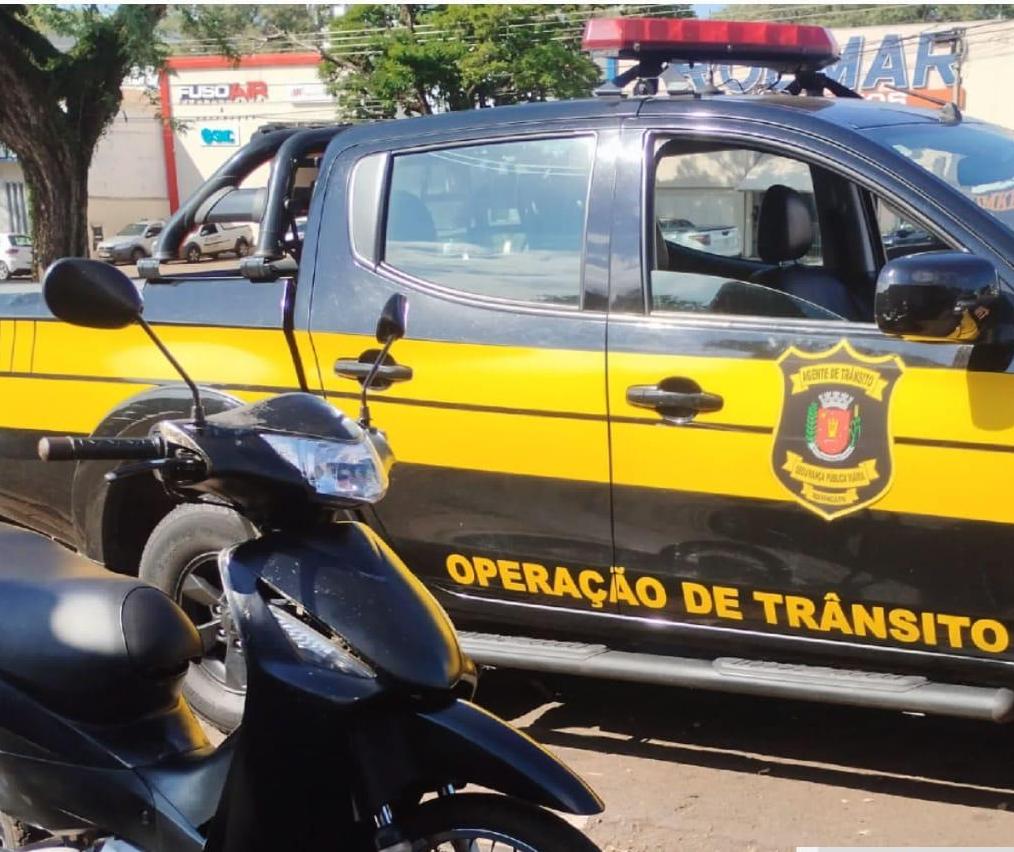 Moto com 268 multas, a mais antiga de 2012, é flagrada por agentes de trânsito