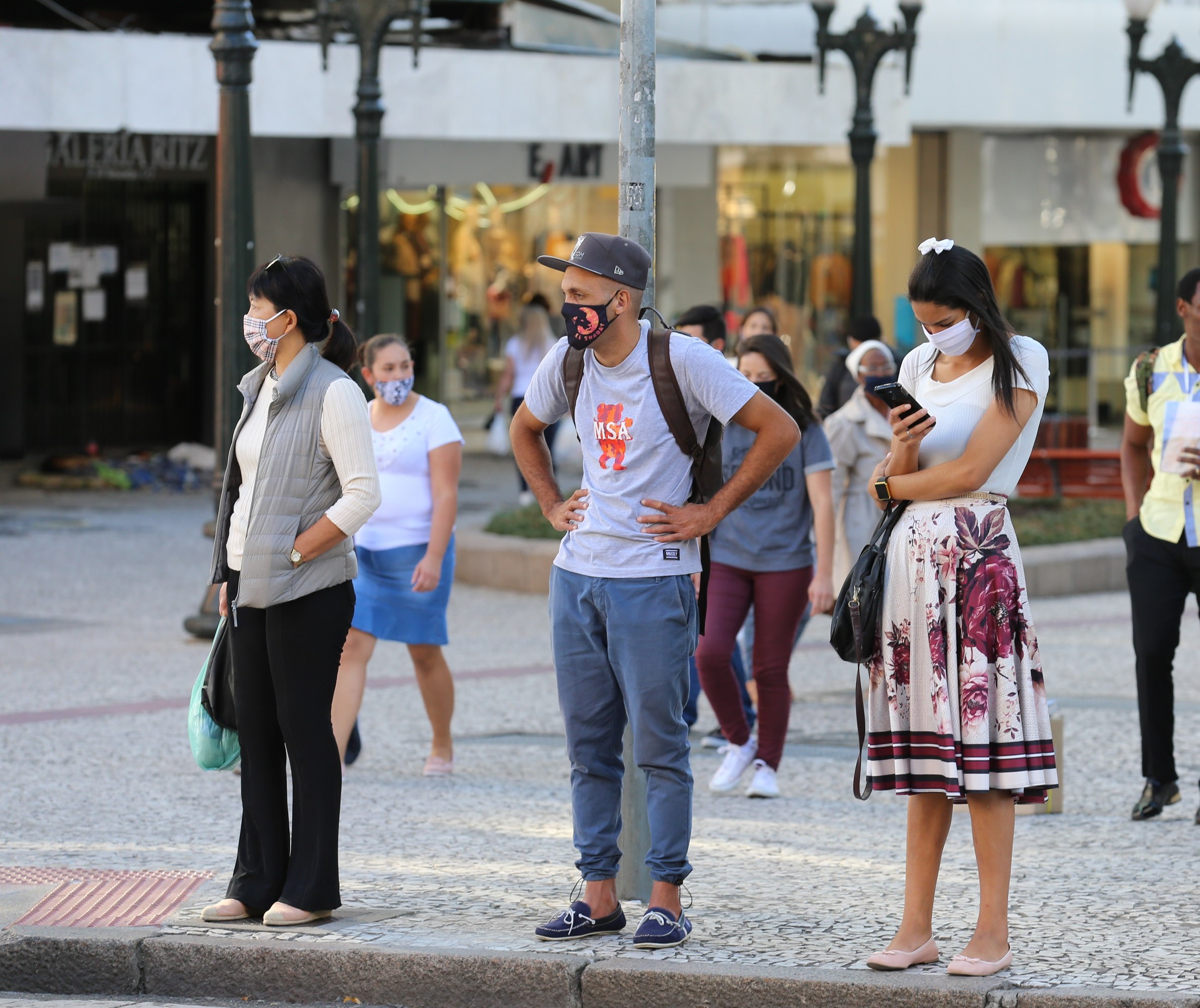 Máscaras deixam de ser obrigatórias em lugares fechados na cidade de Curitiba