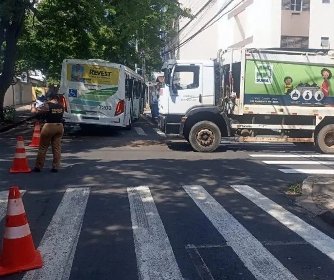 Colisão entre caminhão da coleta e ônibus do transporte coletivo deixa feridos em Maringá