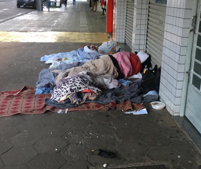 Moradores de rua enfrentam o frio da madrugada