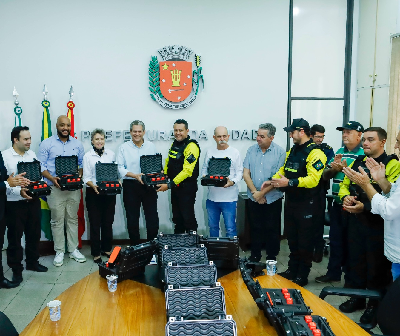 Prefeitura de Maringá entrega armas de choque para agentes de trânsito