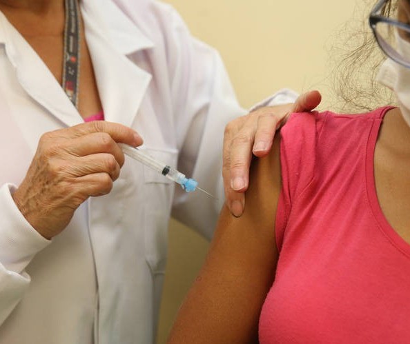 Distribuição de doses da vacina gera embate entre Prefeitura de Maringá e Governo Estadual