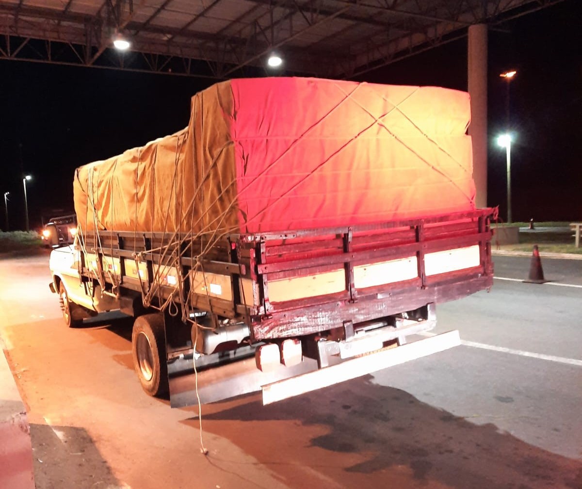 PRE apreende 175 caixas de cigarros contrabandeados em caminhão que saiu de Maringá