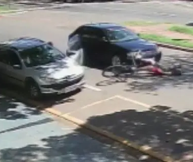 Motorista abre porta, ciclista cai e é atropelado em Maringá