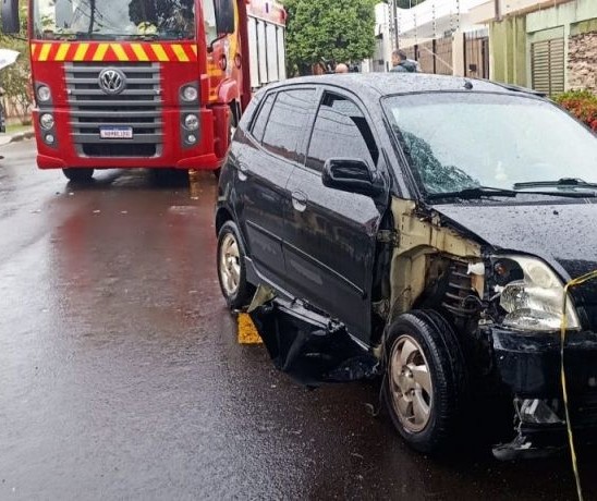 Veículo tomba na Zona 2, em Maringá e motorista sai ilesa