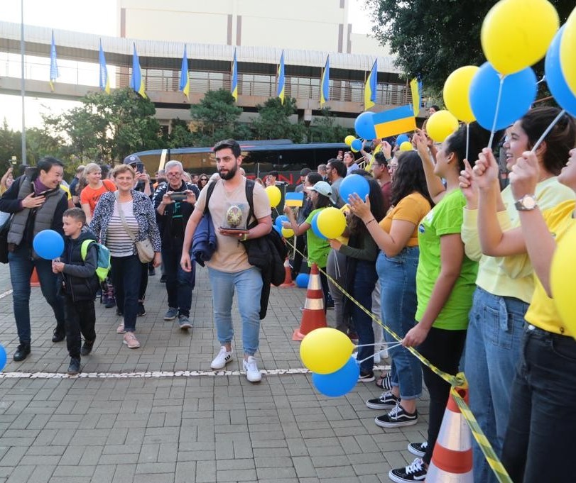 Refugiados ucranianos são recebidos com festa em Maringá