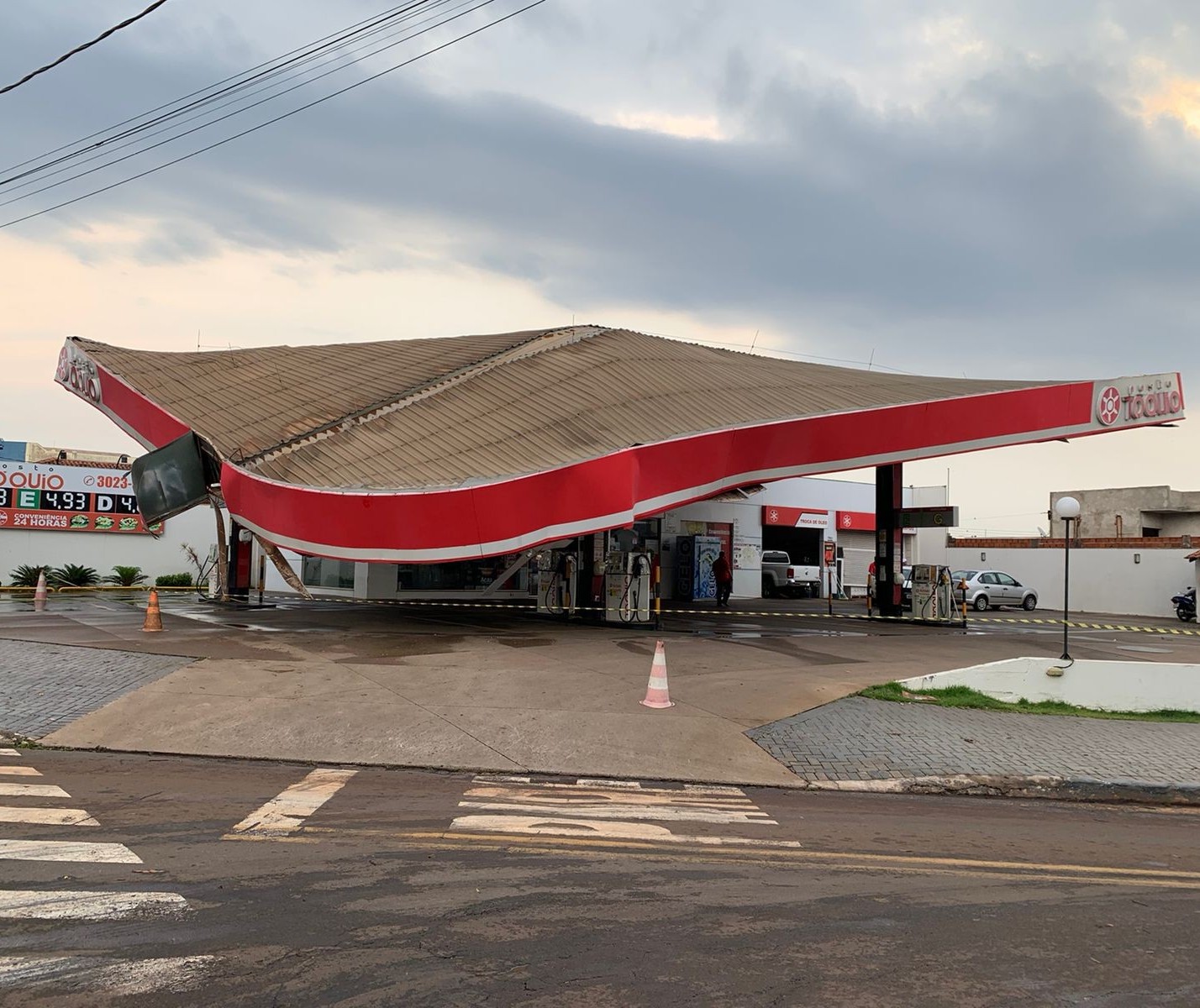 Temporal entorta teto de posto de combustível