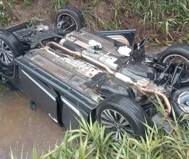 Duas pessoas morrem após carro capotar e cair em rio em Tibagi