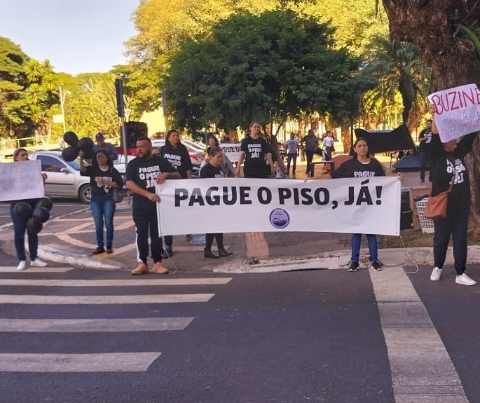 Enfermeiros da rede municipal de saúde pedem pagamento de piso nacional 