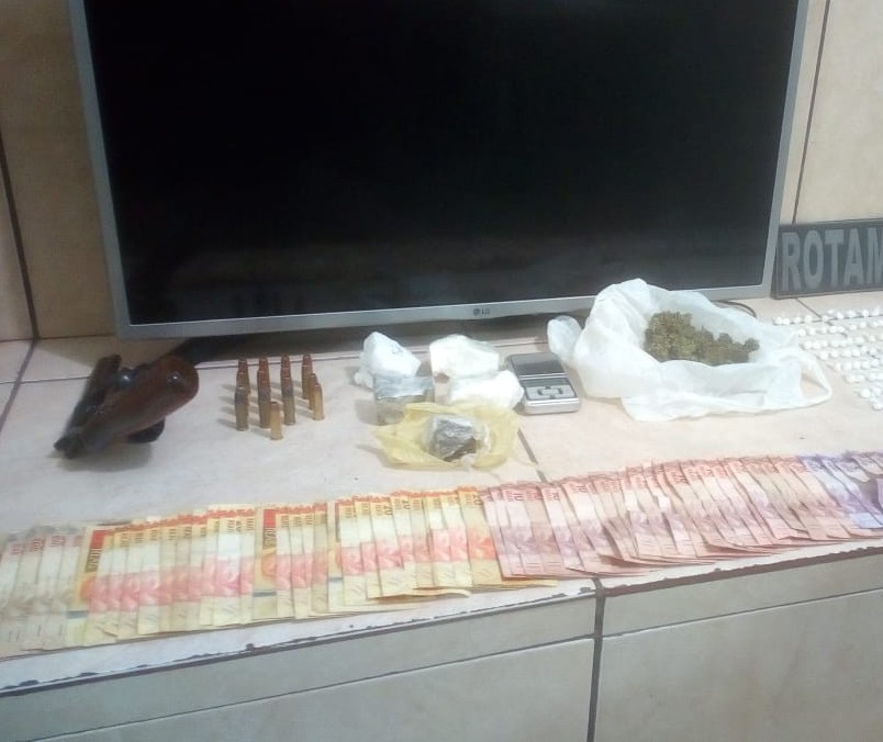 Dois adolescentes e um rapaz são detidos com dinheiro, drogas e revólver