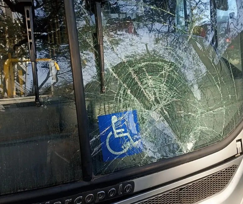 Acidente entre ônibus e patinete elétrico deixa jovem gravemente ferida