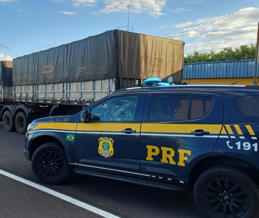 Em duas abordagens, PRF apreende 700 mil maços de cigarros