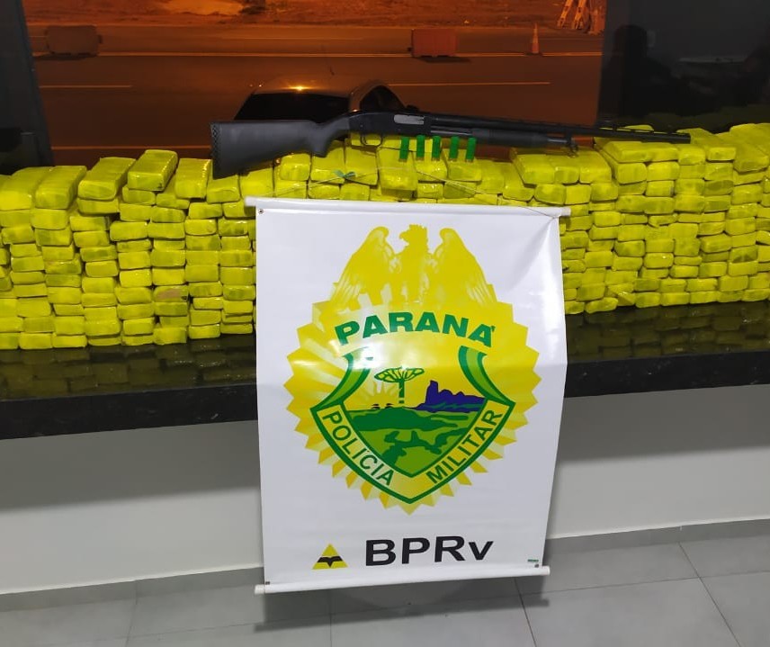 PRE apreende 199 kg de maconha e arma em Iporã