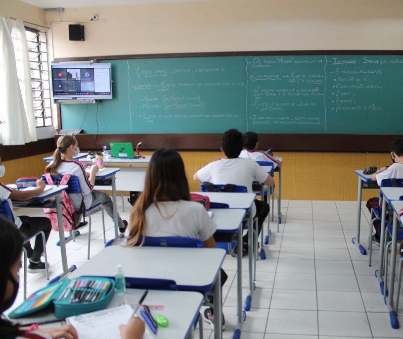 Alunos da rede estadual assistem jogo do Brasil na volta às aulas