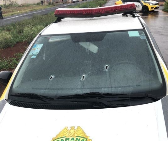 Suspeito de roubo morre e outro é baleado em confronto com polícia