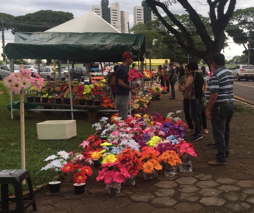 Procon identifica variação de quase 1000% em preços de flores em Maringá