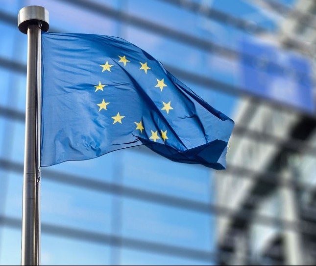 Europa tenta entrar na corrida por baterias de carros elétricos