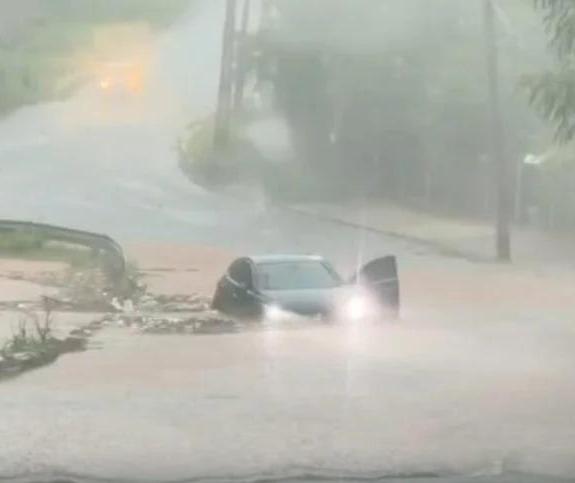 Chuva forte provoca pontos de alagamento em Maringá; veja vídeos
