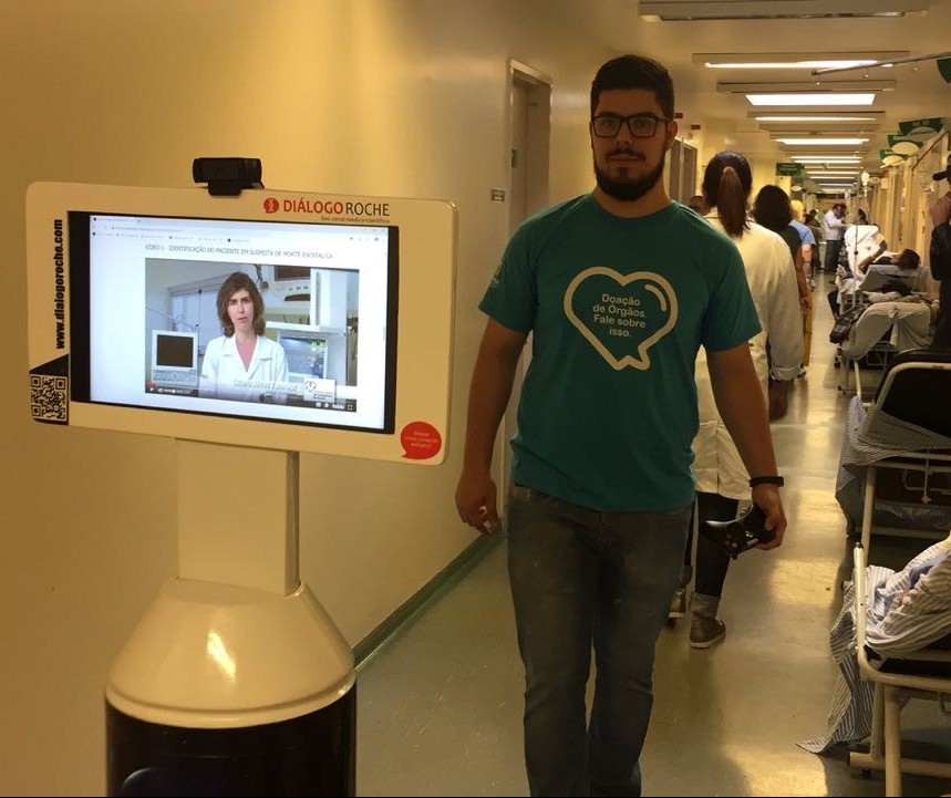 Robô percorre corredores do HU para divulgar campanha