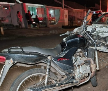 Motociclista fica gravemente ferido após colidir contra carro estacionado, em Maringá