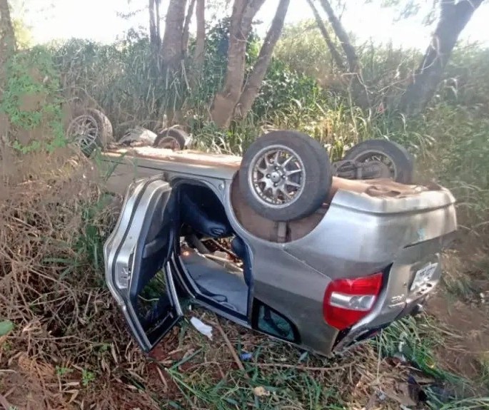 Por causa de celular guardado no bolso casal se salva em acidente na PR-317