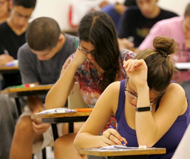 Vestibular da UEM terá dois dias, domingo e segunda, e será à tarde