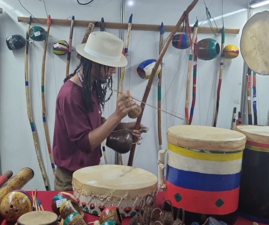 Instrumentos musicais também têm espaço área de artesanato