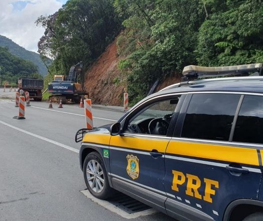 Após quase 12 horas de interdição, BR-376 é liberada no km 669 em Guaratuba 