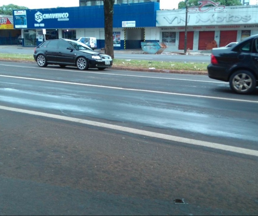 Trânsito lento por causa de óleo na pista na saída para Campo Mourão