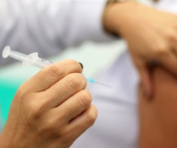 Quem tem entre 20 e 29 anos, mesmo que já vacinado, precisa se imunizar