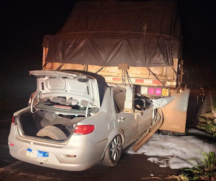 Carro bate na traseira de caminhão e motorista fica gravemente ferido