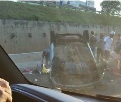 Capotamento de carro complica trânsito no Contorno Norte