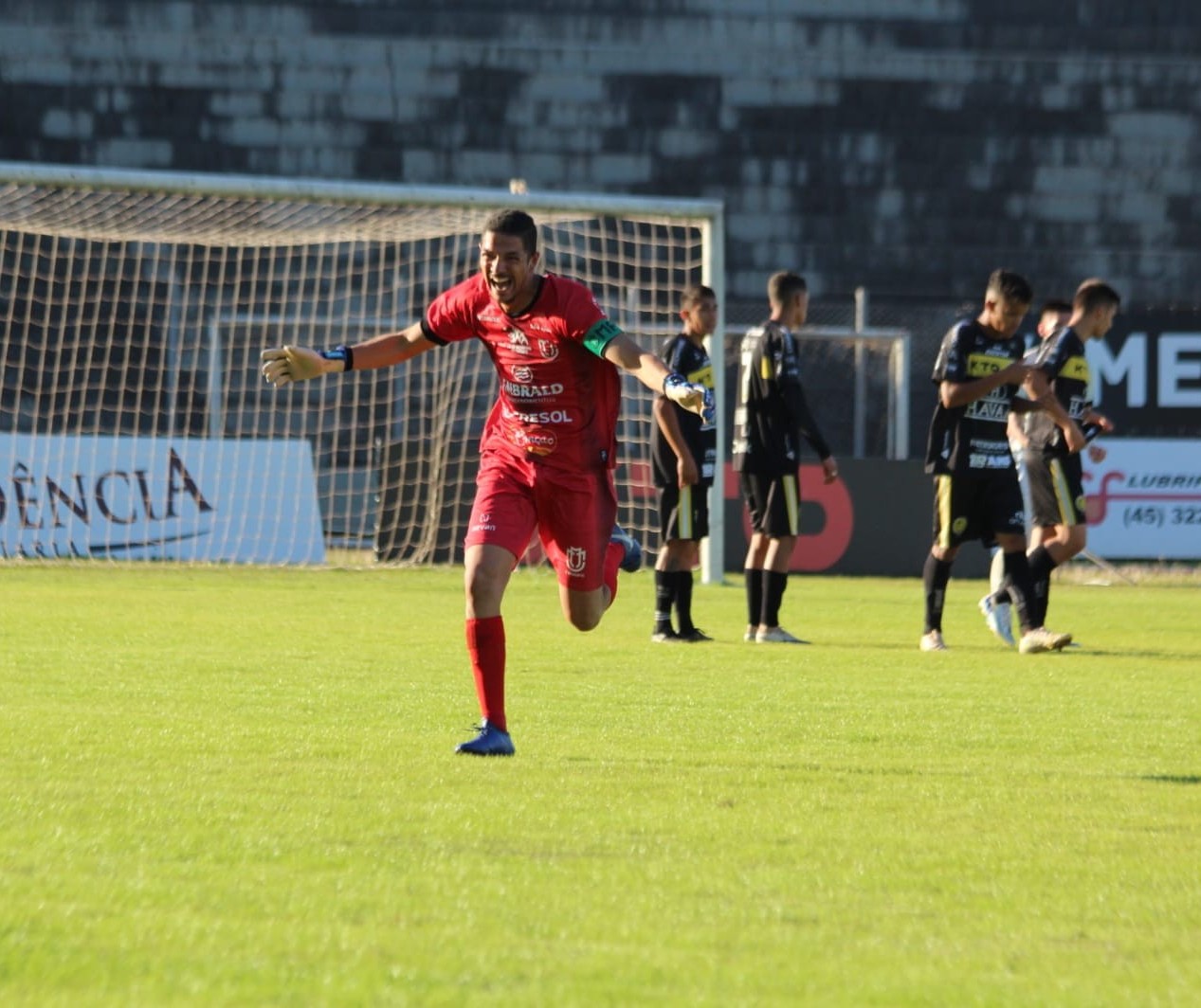 Goleiro do Maringá FC marca golaço de falta em jogo do Paranaense Sub-20