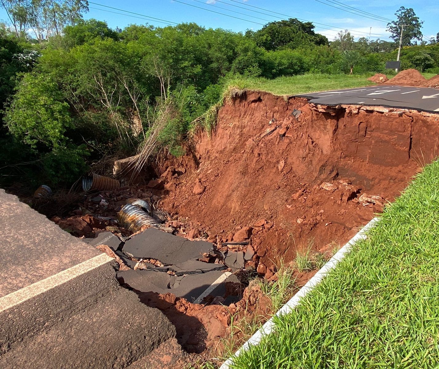 DER vai contratar uma empresa de forma emergencial para recuperar trecho da PR-323