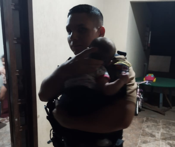 Bebê de três meses para de respirar e é salvo por policiais militares 