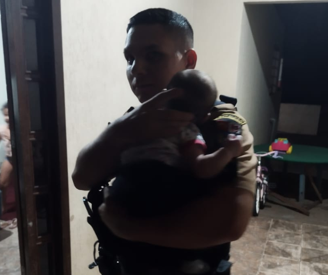 Bebê de três meses para de respirar e é salvo por policiais militares
