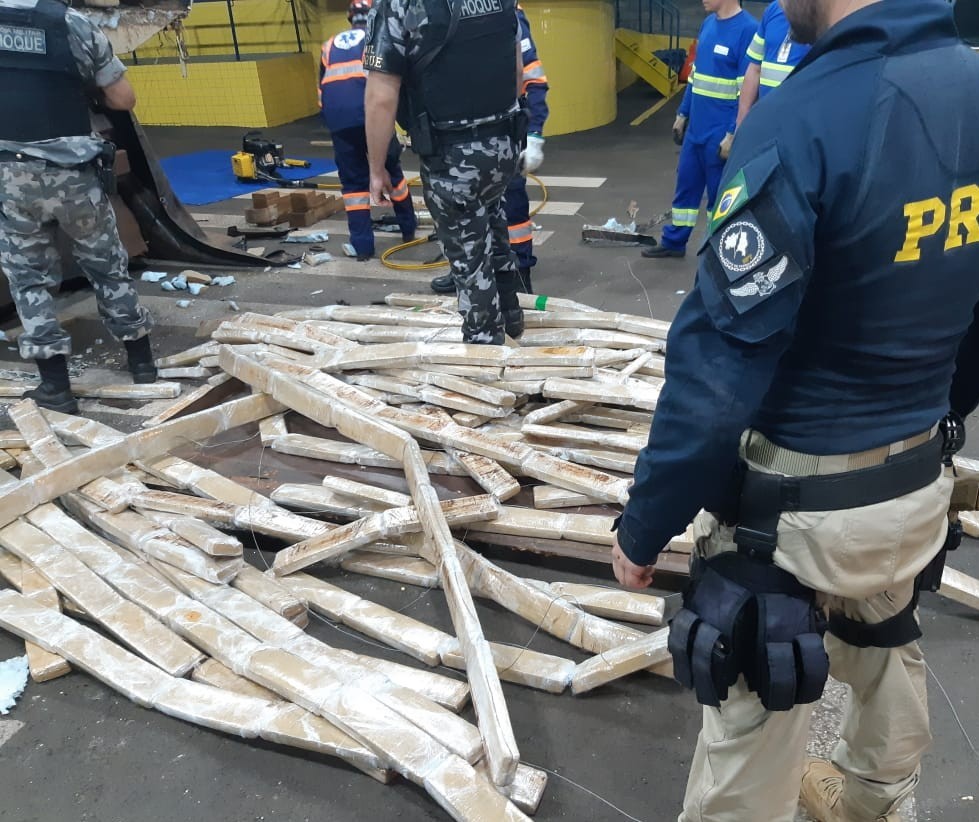 Mais de meia tonelada de maconha é apreendida em fundo falso de carreta