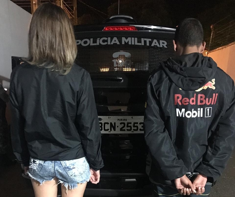 Casal é preso com drogas, carregadores de pistola e balança de precisão 