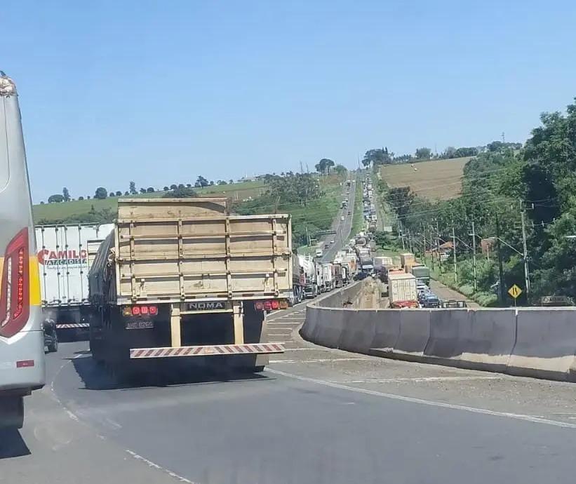 Acidente entre duas carretas deixa trânsito lento na BR-376 em Maringá