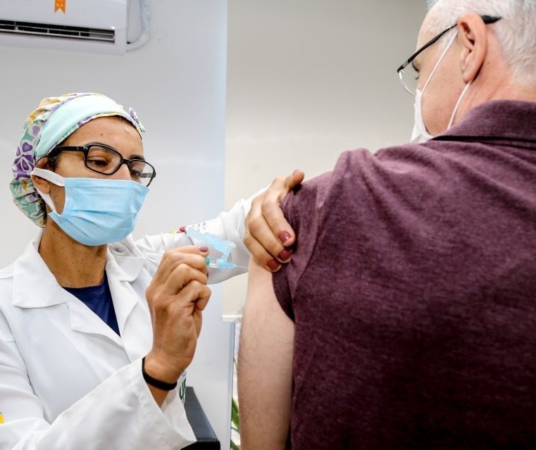 Prefeitura de Maringá vai entrar na Justiça para receber mais doses de vacina