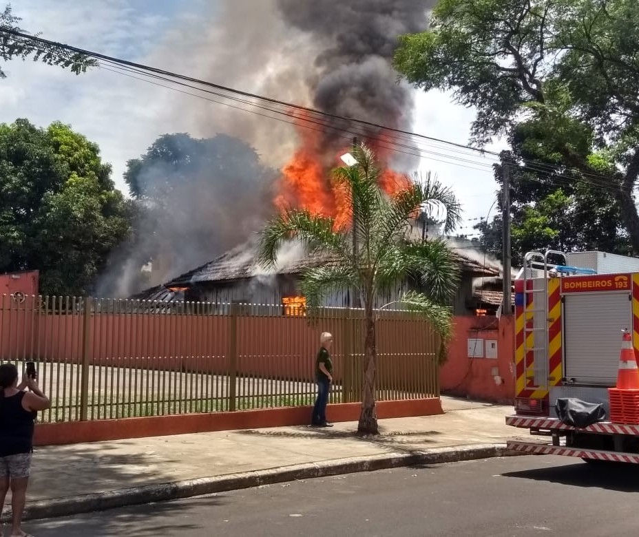 Bombeiros combatem incêndio em residência na Vila Santo Antônio