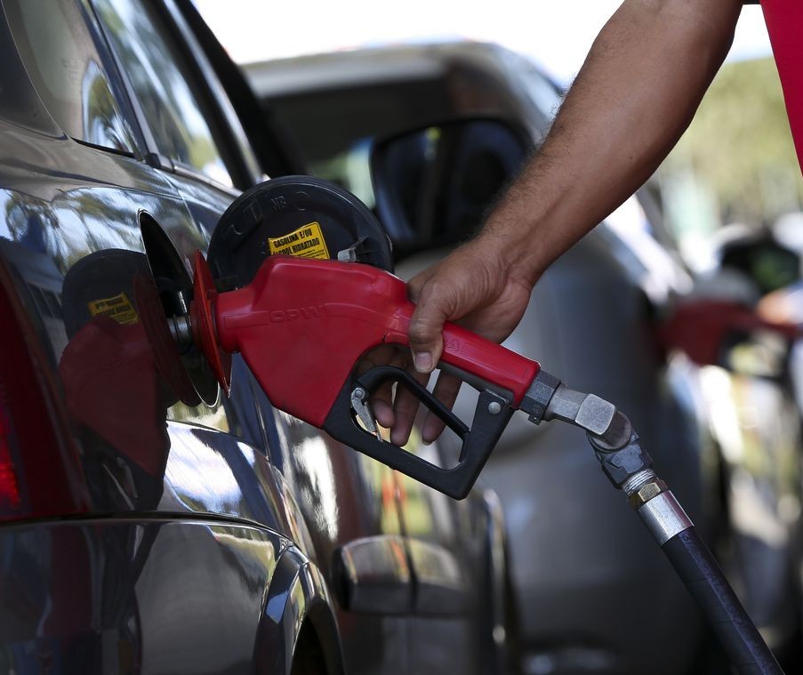 Procon descobre que distribuidora vendia o litro da gasolina 20 centavos mais caro em Maringá
