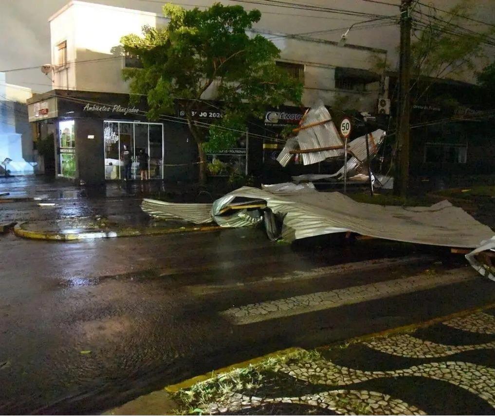 Temporal com ventos de 52 km/h causa estragos em Paranavaí