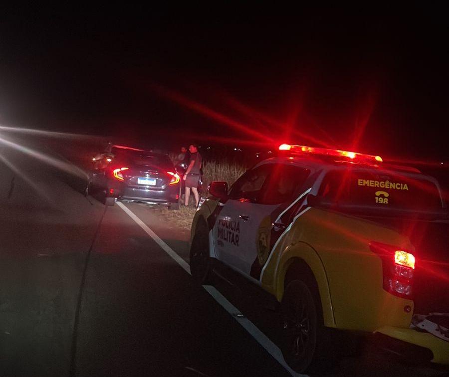 Carro capota em pista molhada e motorista morre na PR-498