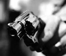 Dois homens invadem casa, rendem e amarram casal e fogem com o carro deles