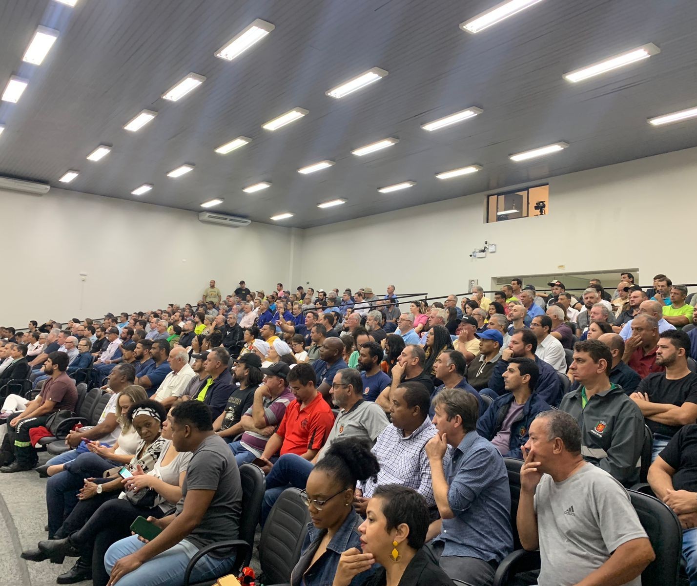 Votação do projeto que cria feriado do Dia da Consciência Negra lota Câmara de Maringá